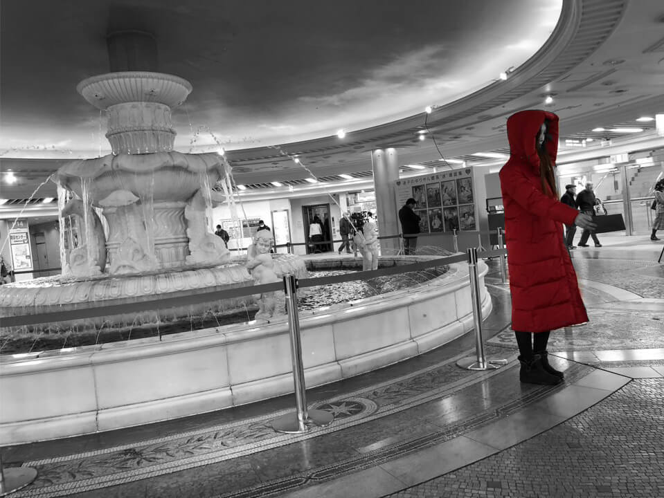 「赤い女」が持っている「赤い封筒」をゲットせよ!